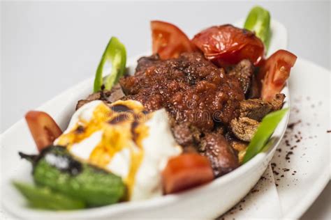 Iskender Kebap: A Symphony of Tangy Yogurt Sauce and Succulent Grilled Meat!