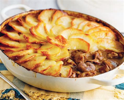  Lancashire Hotpot - A Succulent Symphony of Slow-Cooked Meat and Earthy Vegetables