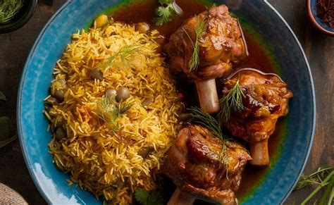  Baghali Polo with Saffron-Infused Rice: A Symphony of Aromatic Herbs and Tender Lamb Shanks!