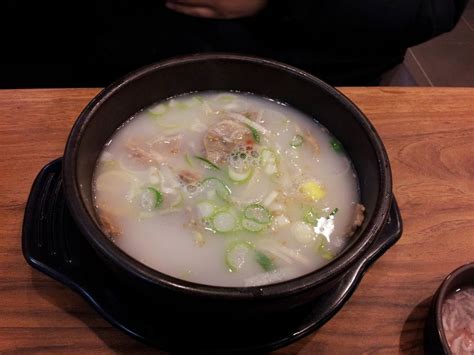  Dwaeji Gukbap: A Hearty Pork and Rice Soup That Embraces Umami and Comforting Spices!