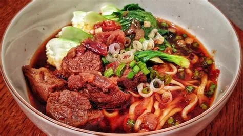  Hand-Pulled Noodles with Spicy Beef Broth! A Symphony of Tender Texture and Bold, Fiery Flavors