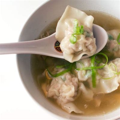 Pancit Molo: A Soul-Satisfying Blend of Delicate Dumplings and Aromatic Broth!