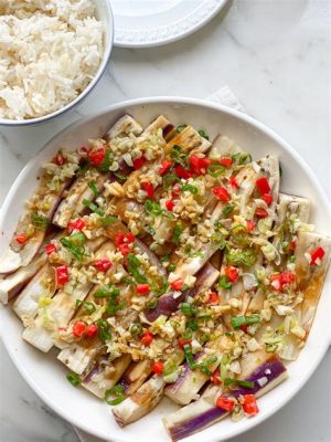  Steamed Eggplant with Garlic and Chili Sauce: A Smoky Delicacy Where Creamy Texture Meets Fiery Spice!